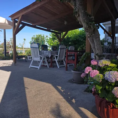 Kuca Lidija 2* 라브