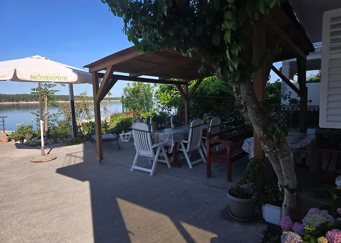 Kuca Lidija 招待所 拉布